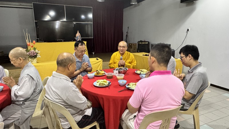 住持真升法师,职员们和义工们一起享用腊八粥和椰浆饭。