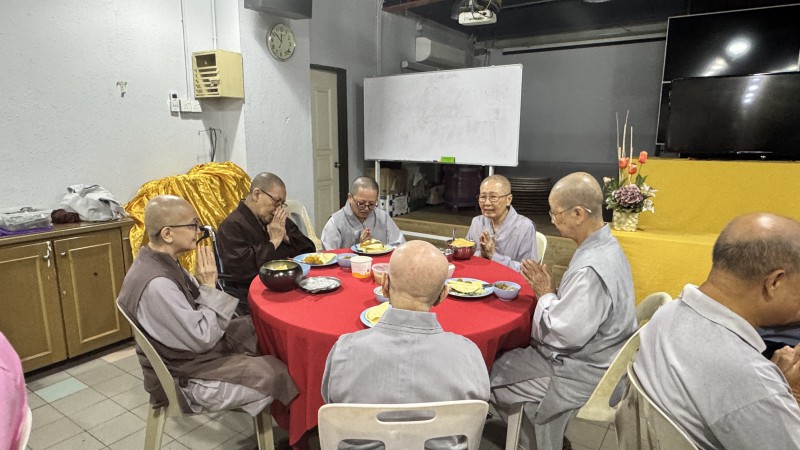 法师们享用腊八粥和椰浆饭。