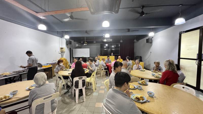 法师们、职员们和义工们一起享用腊八粥和椰浆饭。