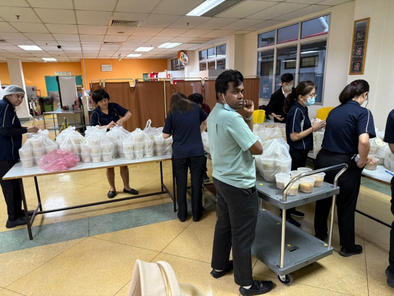 司机组将腊八粥送达南华医院