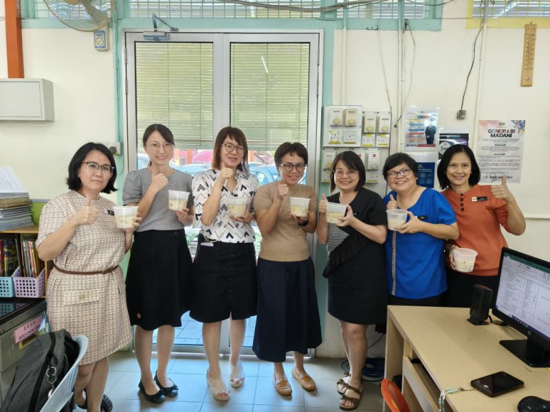 司机组将腊八粥送达学校