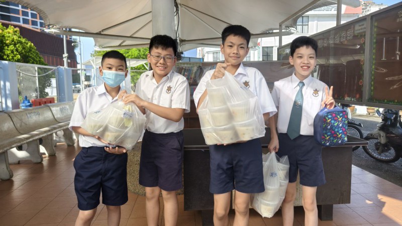 司机组将腊八粥送达学校