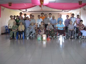 老菩萨与拜年者合影 003.jpg