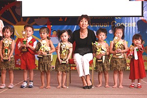 爱心妈妈主任钟美娥颁发3岁及4岁成绩优秀奖 3.jpg