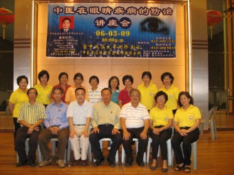 张彬教授与吉中明修善社长拿督马兴松局绅、妇女组组员及中医师合照 1000000000000280000001E039D978D0.jpg