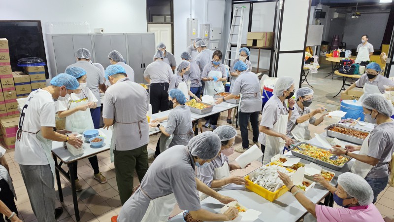 从早上开始,义工们开始用心包裹饭盒