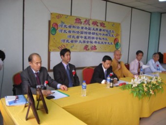 本会顾问唯悟法师致欢迎词、介绍檀香福利功德会与国际佛教大学。 2.jpg