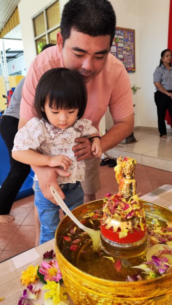 孩子们在家长们的陪同下浴佛