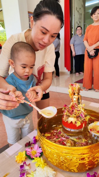 孩子们在家长们的陪同下浴佛