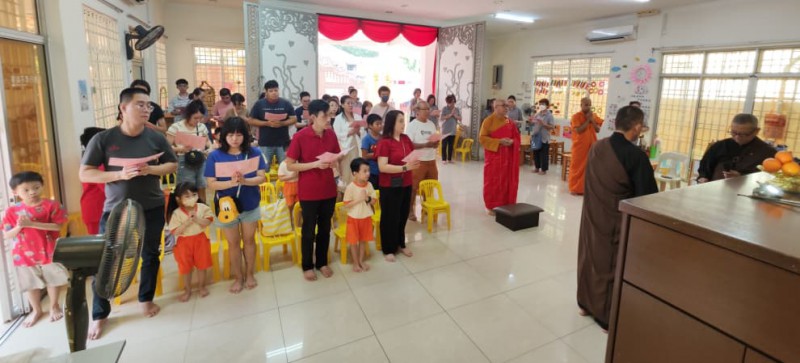 孩子们和家长们在真升法师和梵呗组带领下诵经祈福