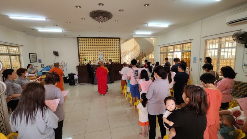 孩子们和家长们在住持真升法师和梵呗组带领下诵经祈福