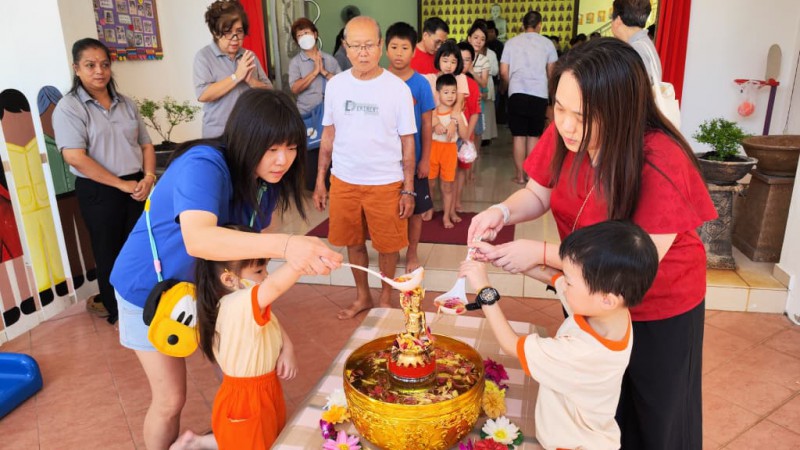 孩子们在家长们的陪同下浴佛