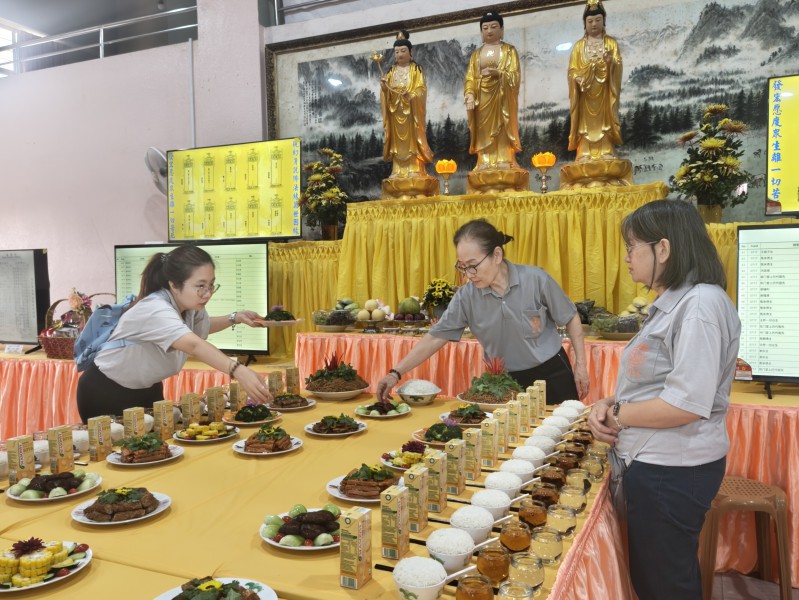 义工们一早就准备好饭菜,并端到净土坛。