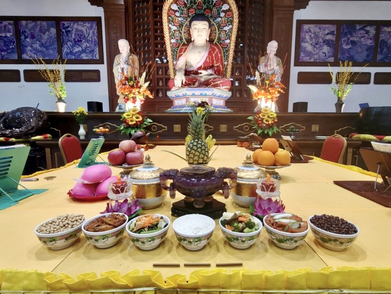 供养香、灯、果、食,以表对佛陀的敬仰。