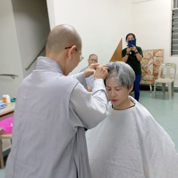落发仪式则于前一日,在比丘尼众大舍精舍举行。