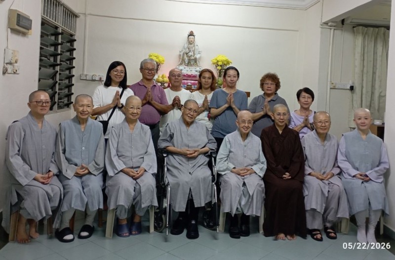 法师们与慧观法师及其亲属的合照。