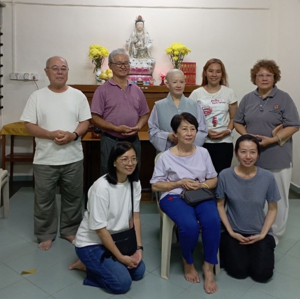 慧观法师与亲属合照