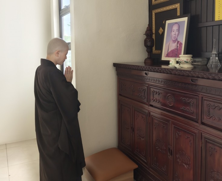 慧观法师(新戒沙弥尼)随引礼法师移步祖堂,礼拜祖师。