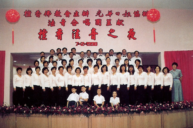 这是我们檀香发音合唱团的专属之夜,此刻的我们都是闪耀亮眼的发光体,以我们的歌声为傲。