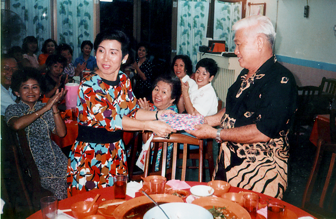 美俄欢喜地参与檀香聚会。聚餐会上,大家相处愉快,和睦融融。