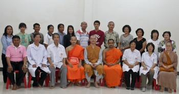 医师,义工,翻译员与真禅法师留影