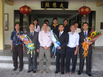 参访檀香寺受到本会顾问余根铨医师、会长吴果强医师及诸位医师热烈欢迎。 1.jpg