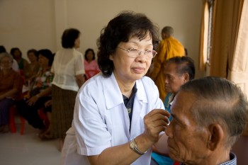 李群雁医师在为病黎进针