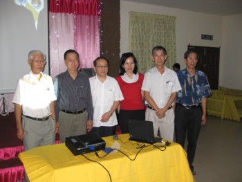 韦企平教授与主办慈善团体代表及中医师合影