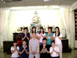 善友之家成员在檀香寺大悲殿与唯悟法师合照 YingXinRi1.jpg